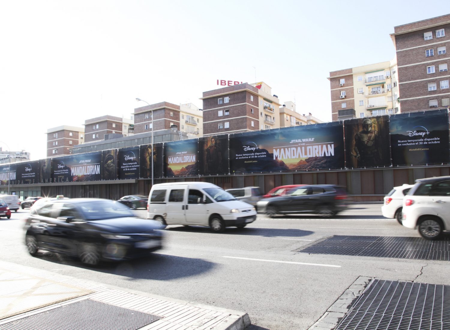 Lonas publicitarias en Avenida de América de Madrid para Mandalorian