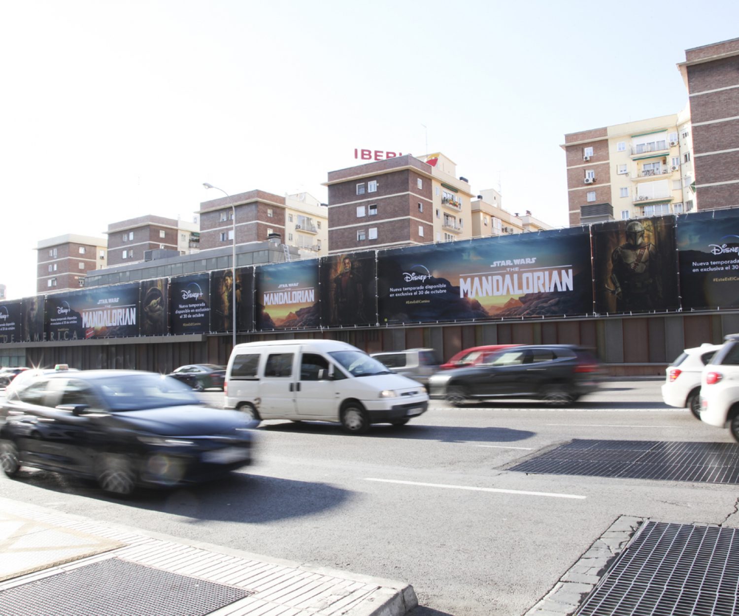 Lonas publicitarias en Avenida de América de Madrid para Mandalorian