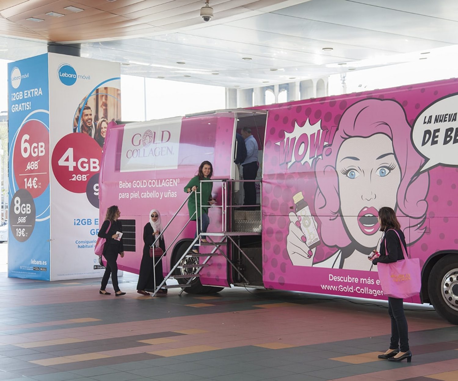 Espacio de alta afluencia para caravanas promocionales en Madrid intercambiador Plaza Castilla