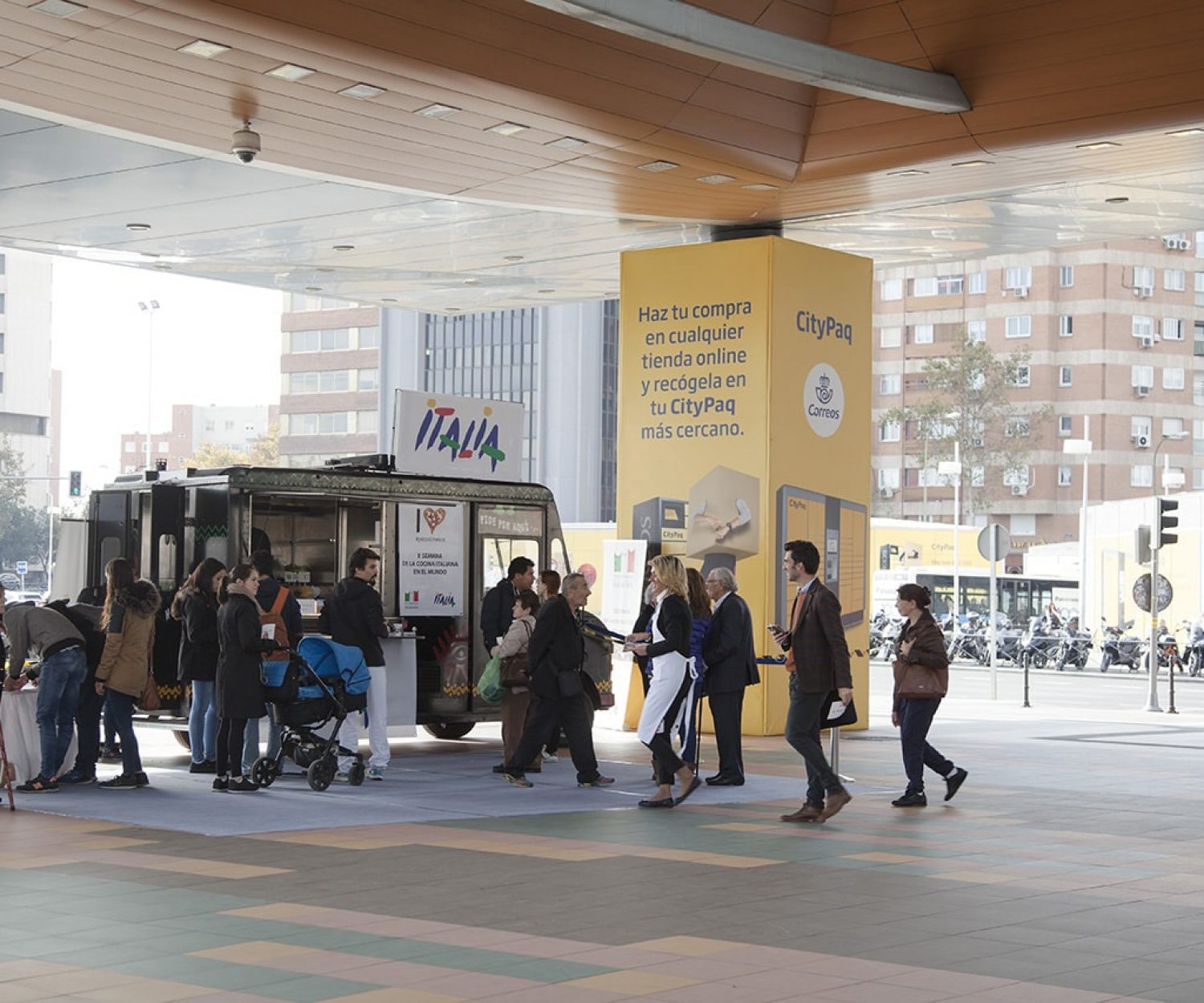 Campaña de degustación gratuita de Turismo de Italia en Plaza de Castilla en Madrid