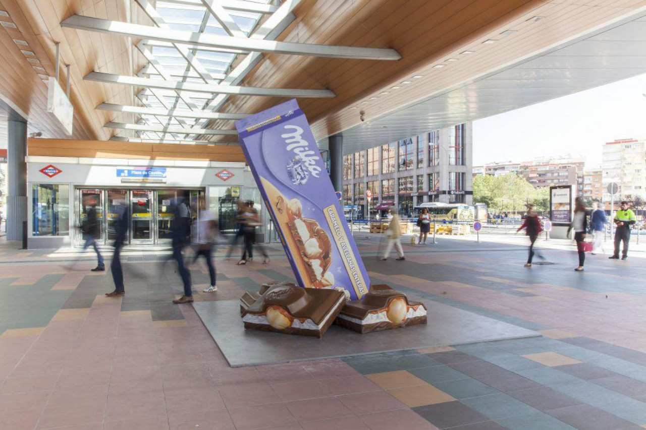 Alquiler de espacio para acciones de marketing exterior en Plaza Castilla Madrid