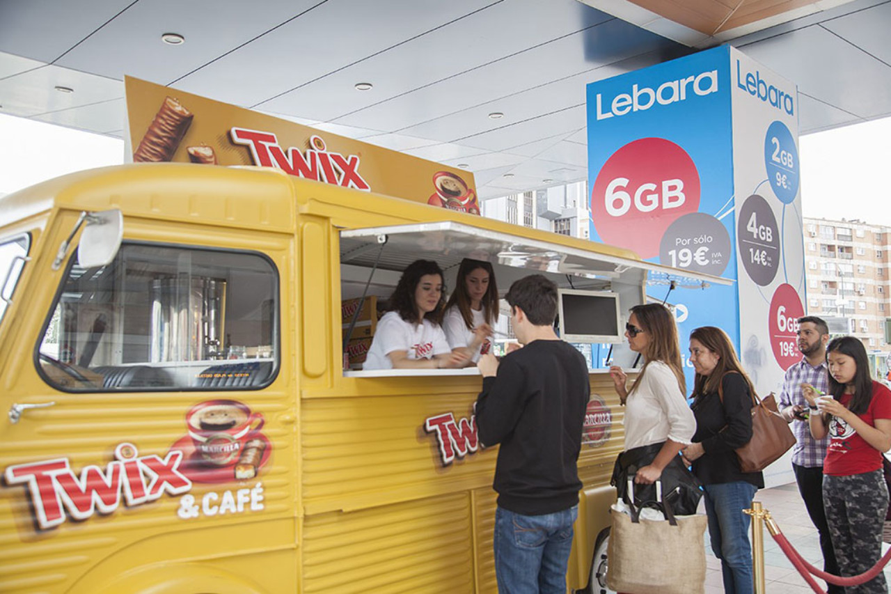 Acciones de sampling para alta afluencia de público en intercambiadores. Campaña Twix