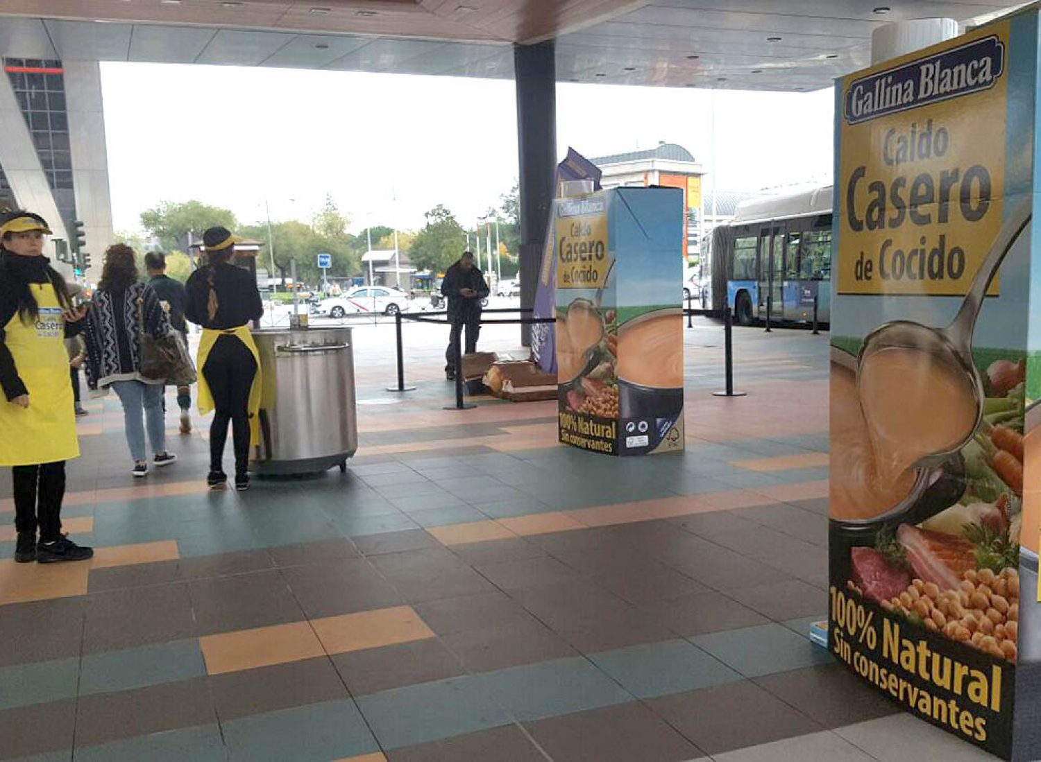 Acción de marketing a pie de calle en intercambiador Plaza Castilla Madrid. Campaña Gallina Blanca