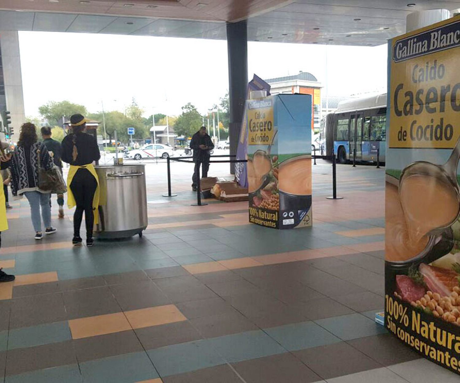 Acción de marketing a pie de calle en intercambiador Plaza Castilla Madrid. Campaña Gallina Blanca