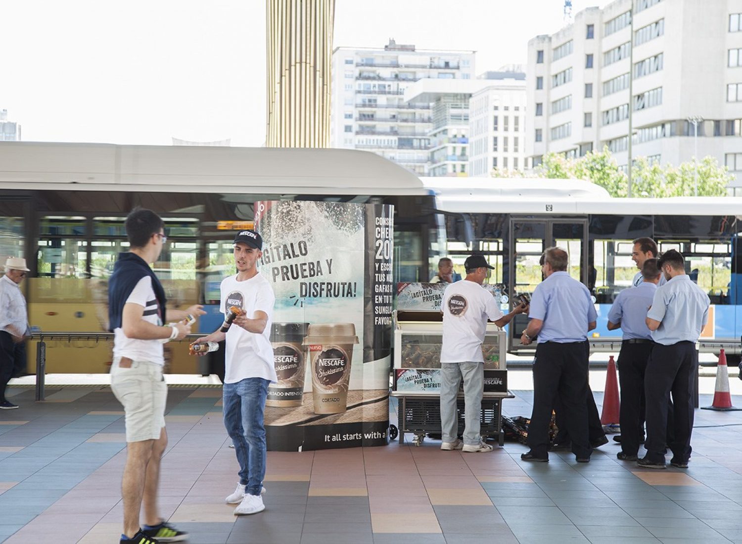 Acción de marketing de guerrilla de Shakissimo en intercambiador de Plaza de Castilla Madrid. Alquiler espacios.
