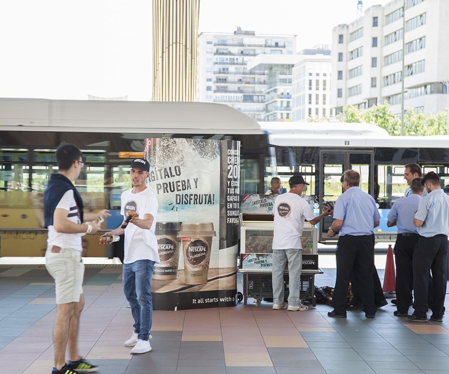 Acción de marketing de guerrilla de Shakissimo en intercambiador de Plaza de Castilla Madrid. Alquiler espacios.