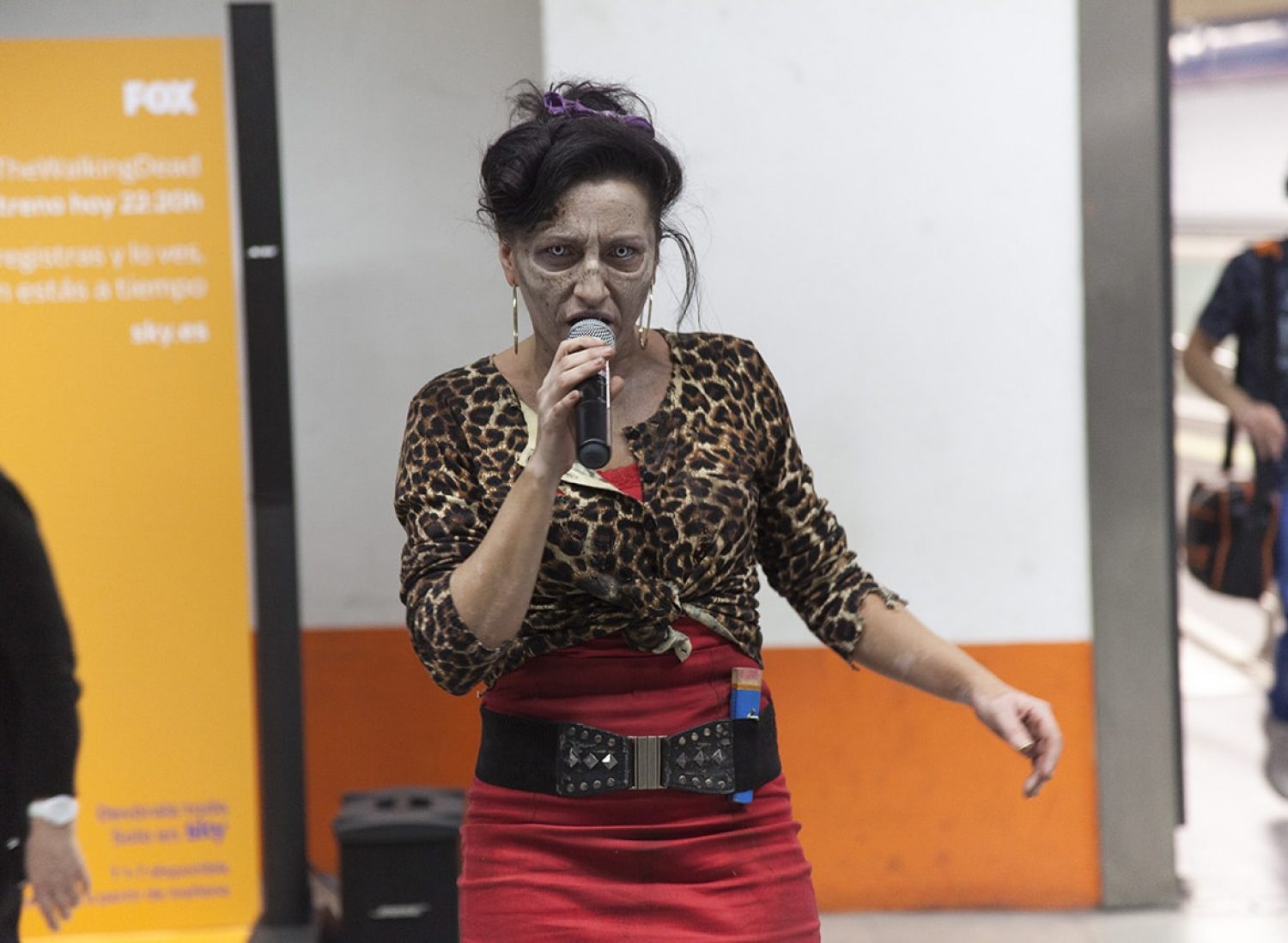 Campaña street marketing de Rastreator en intercambiador Plaza Castilla Madrid con Clece OOH