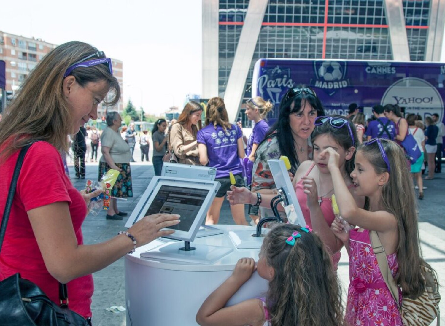 Acción de street marketing de Yahoo en Plaza de Castilla Madrid