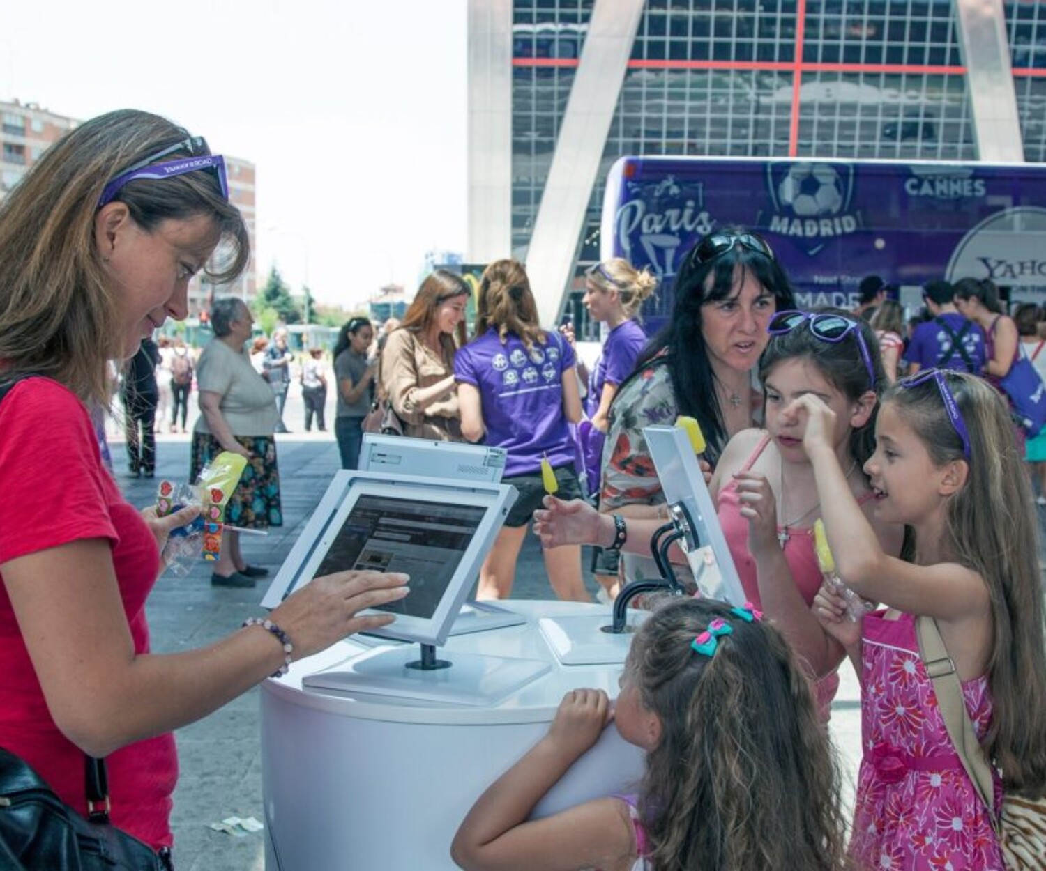 Acción de street marketing de Yahoo en Plaza de Castilla Madrid