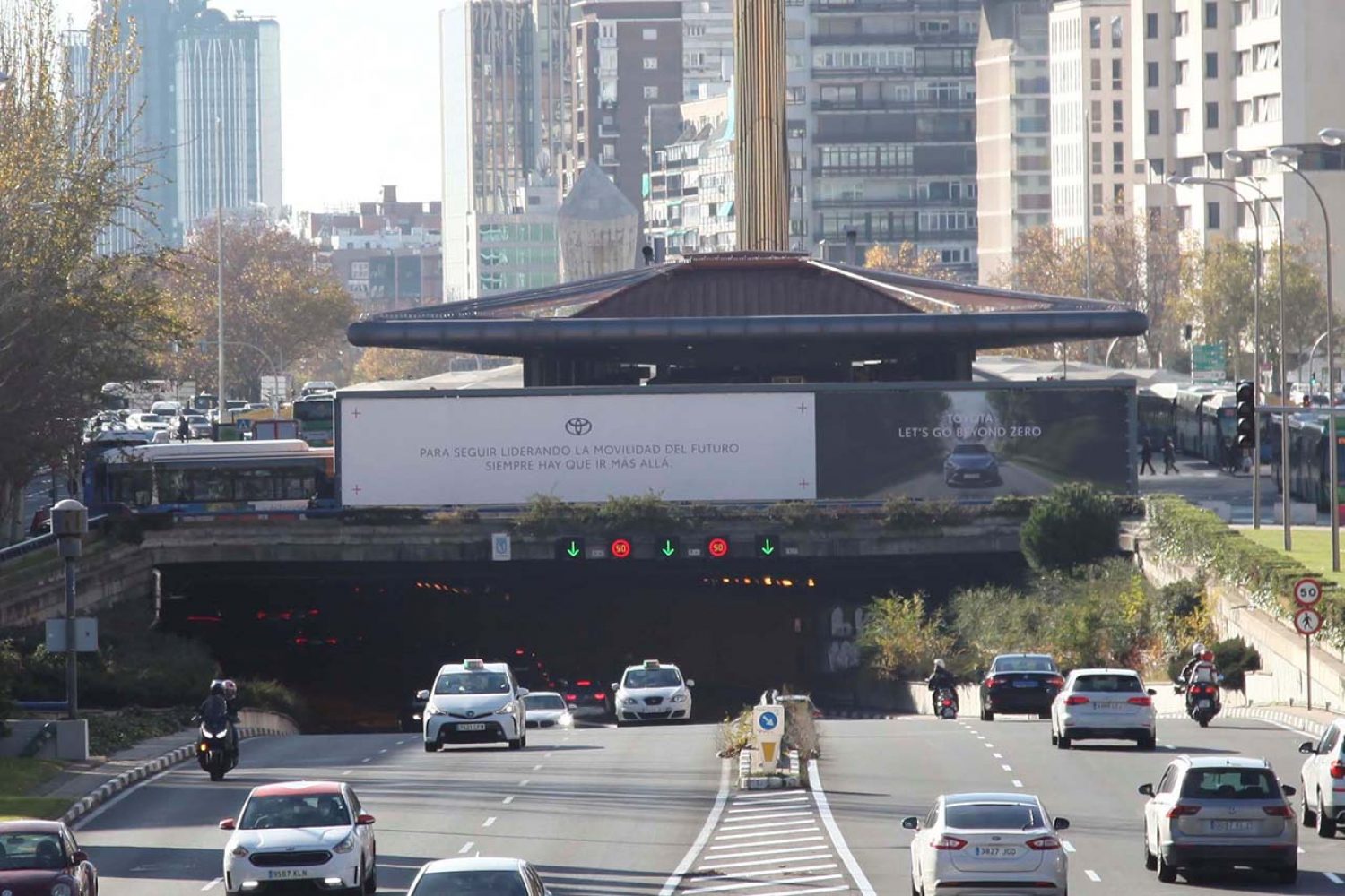 Soporte de publicidad exterior para Toyota en Plaza de Castilla de Madrid