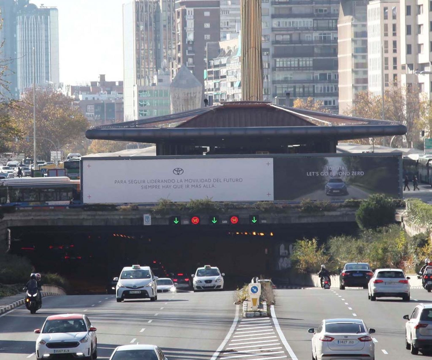 Soporte de publicidad exterior para Toyota en Plaza de Castilla de Madrid