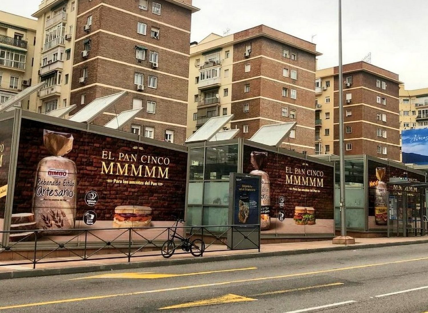 Cubos publicidad exterior para campaña Bimbo Rebanada Estilo Artesano
