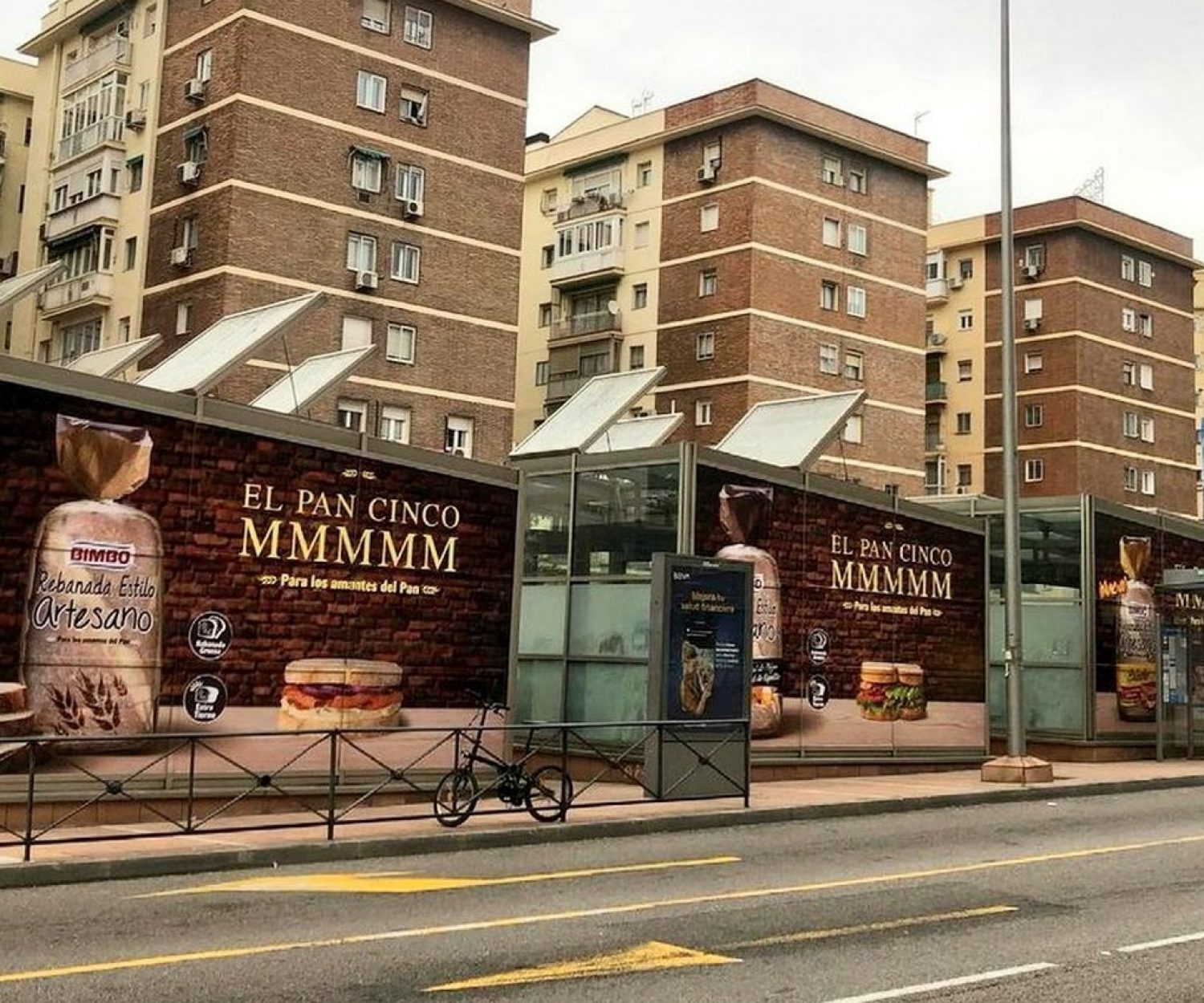 Cubos publicidad exterior para campaña Bimbo Rebanada Estilo Artesano