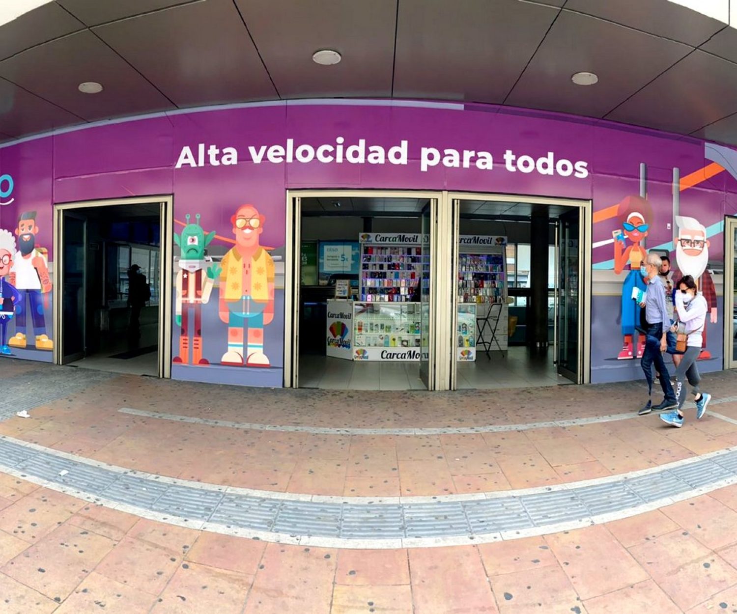 Publicidad fachada exterior Avlo Renfe en Intercambiador Avenida América