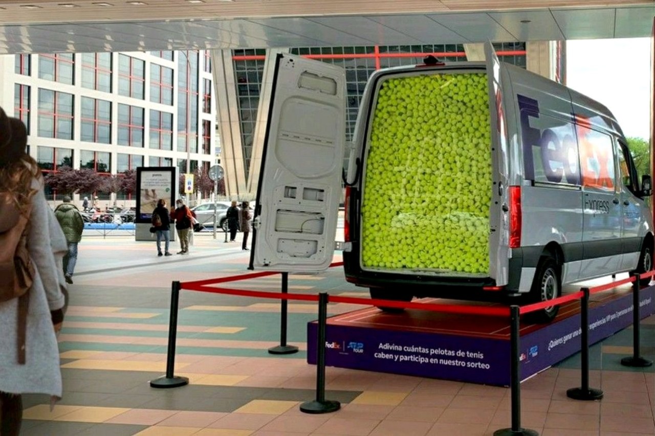 Campaña street marketing Madrid Avenida América. FedEx