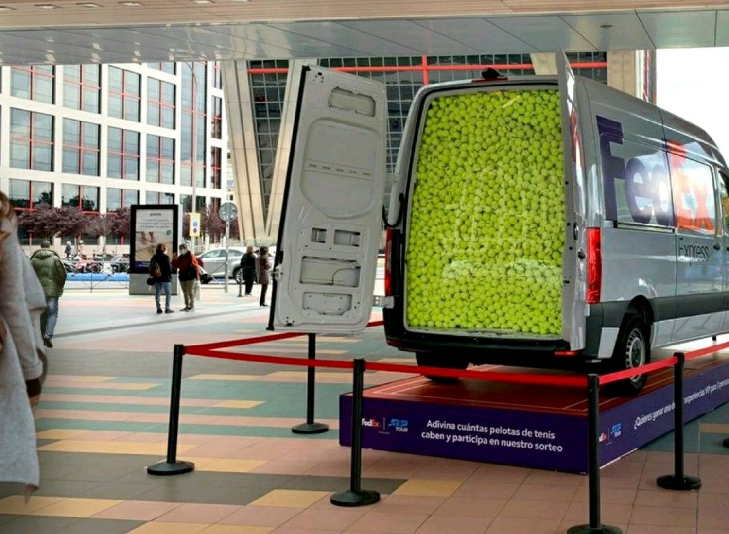 Campaña street marketing Madrid Avenida América. FedEx