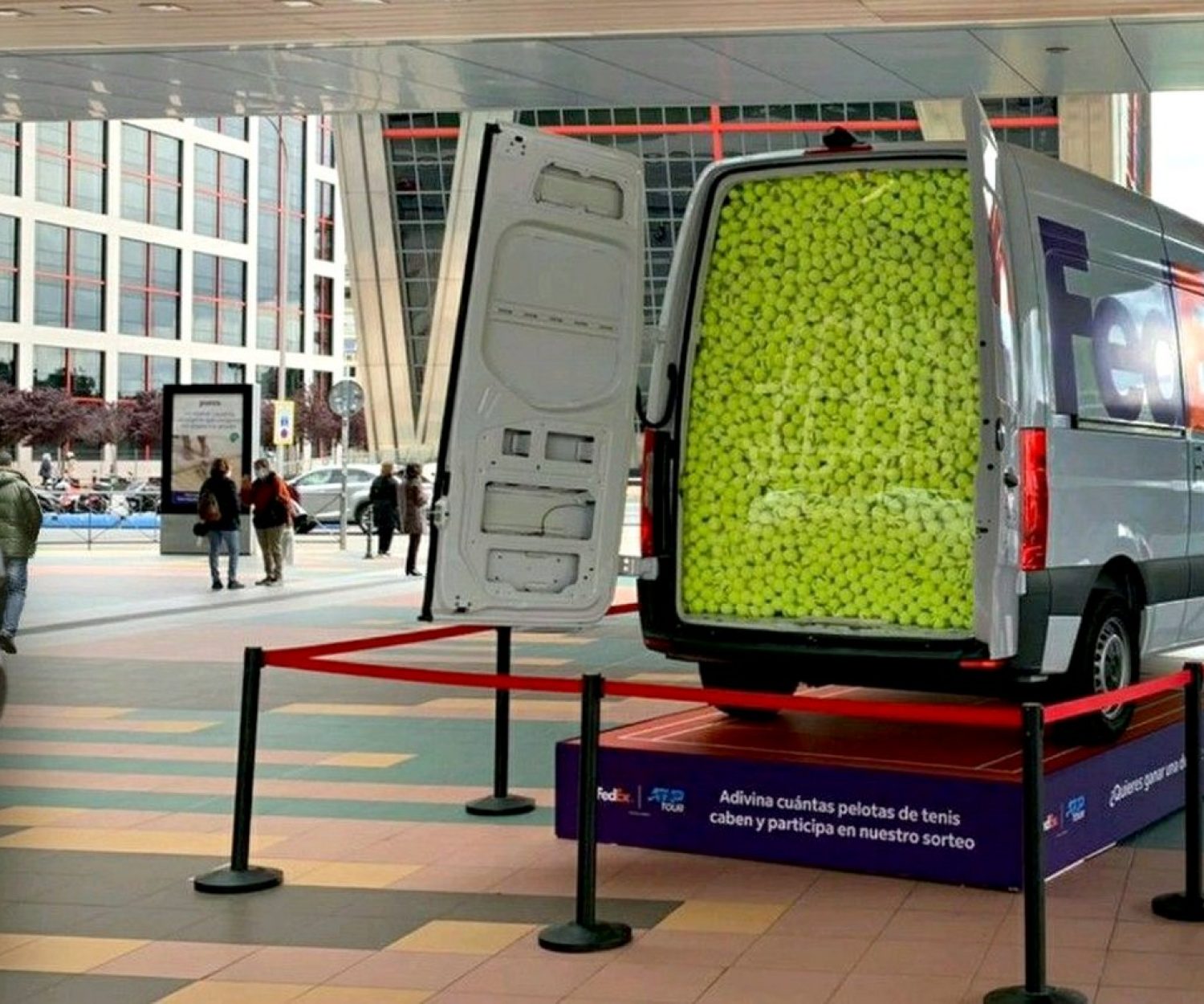 Campaña street marketing Madrid Avenida América. FedEx