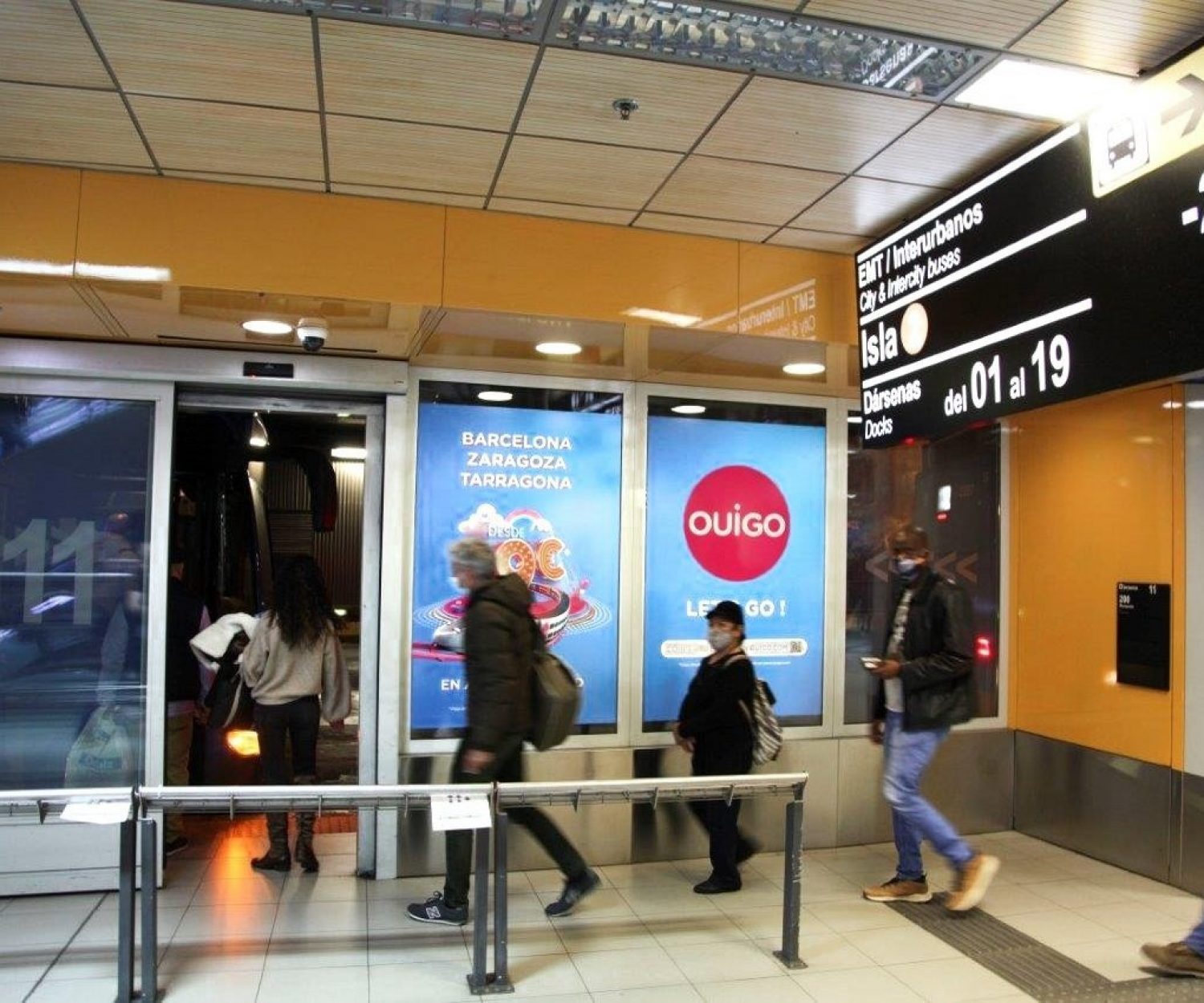 Mupis digitales Ouigo en intercambiador Avenida de América Madrid