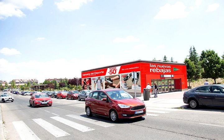 Fachadas personalizadas para publicidad en estaciones trenes Madrid Clece OOH