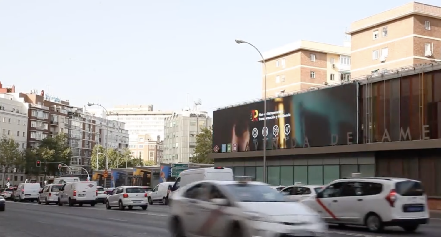 Marketing espectacular en fachada de estación Avenida de América