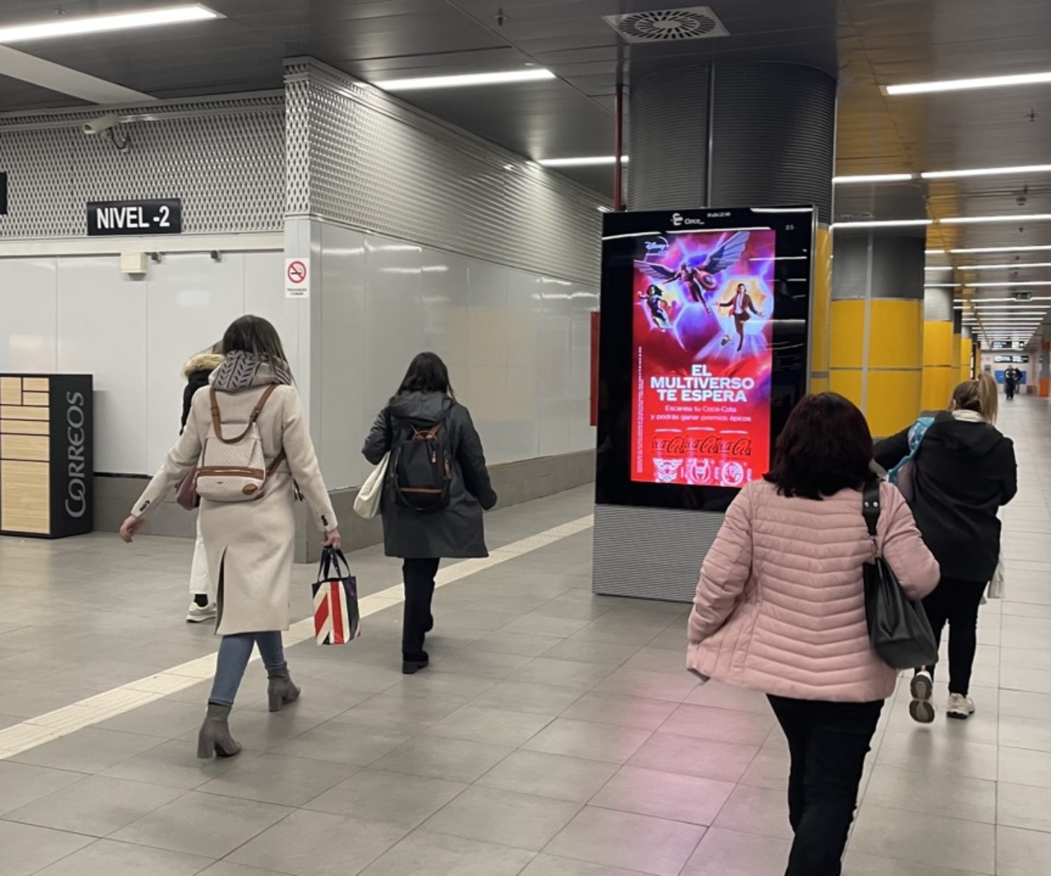 Campaña de alto impacto Coca-Cola en mupis digitales interior intercambiador Plaza Castilla Madrid