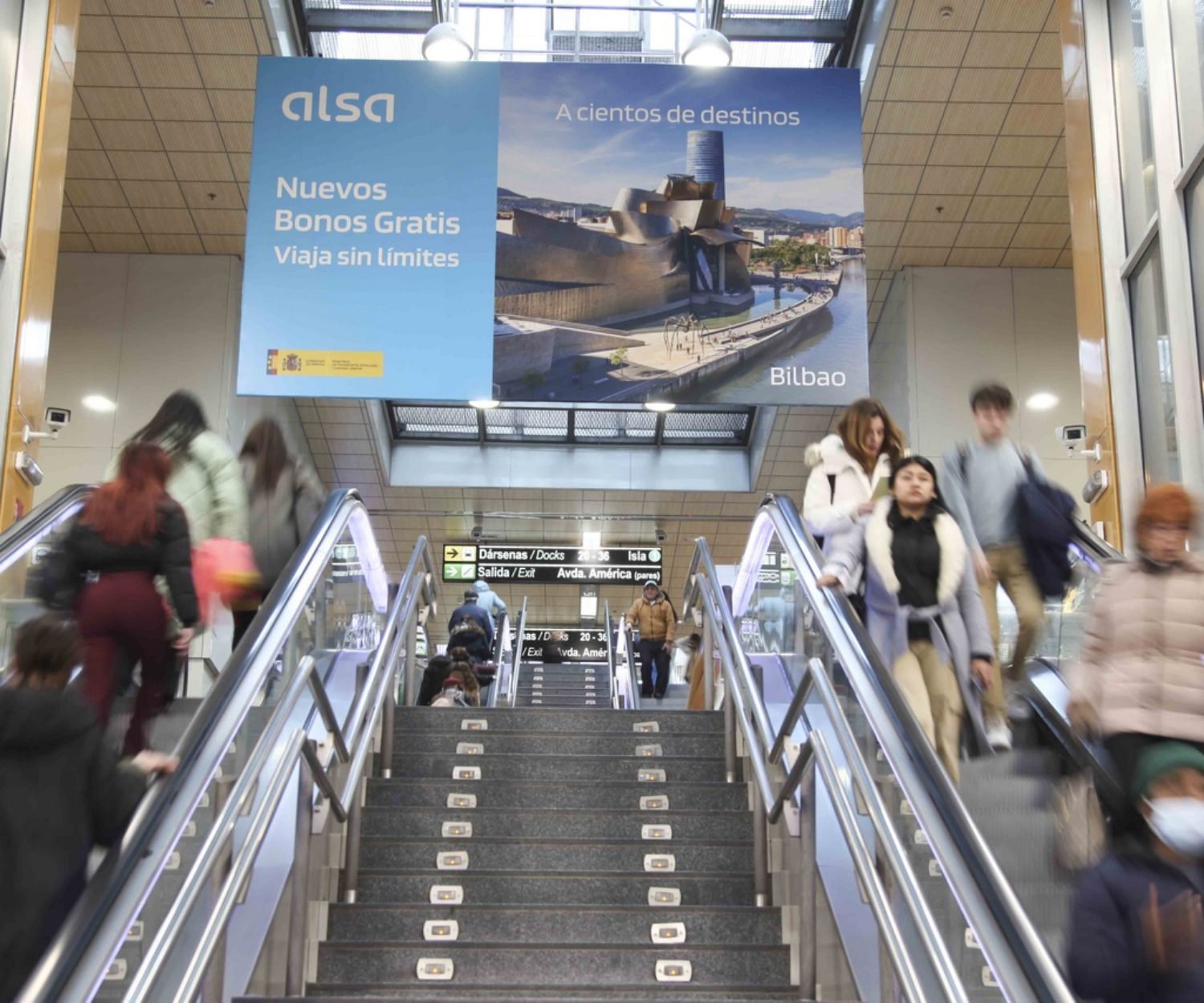 Cartelería gigante para publicidad en escaleras mecánicas estación Avenida de América de Madrid
