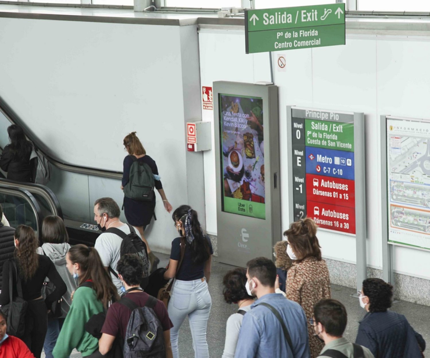 Circuito set de mupis digitales para publicidad DOOH en Estación Príncipe Pío Madrid