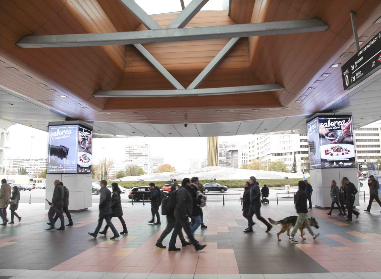 Columnas con pantallas digitales 360º para publicidad exterior en Intercambiador Príncipe Pío Madrid