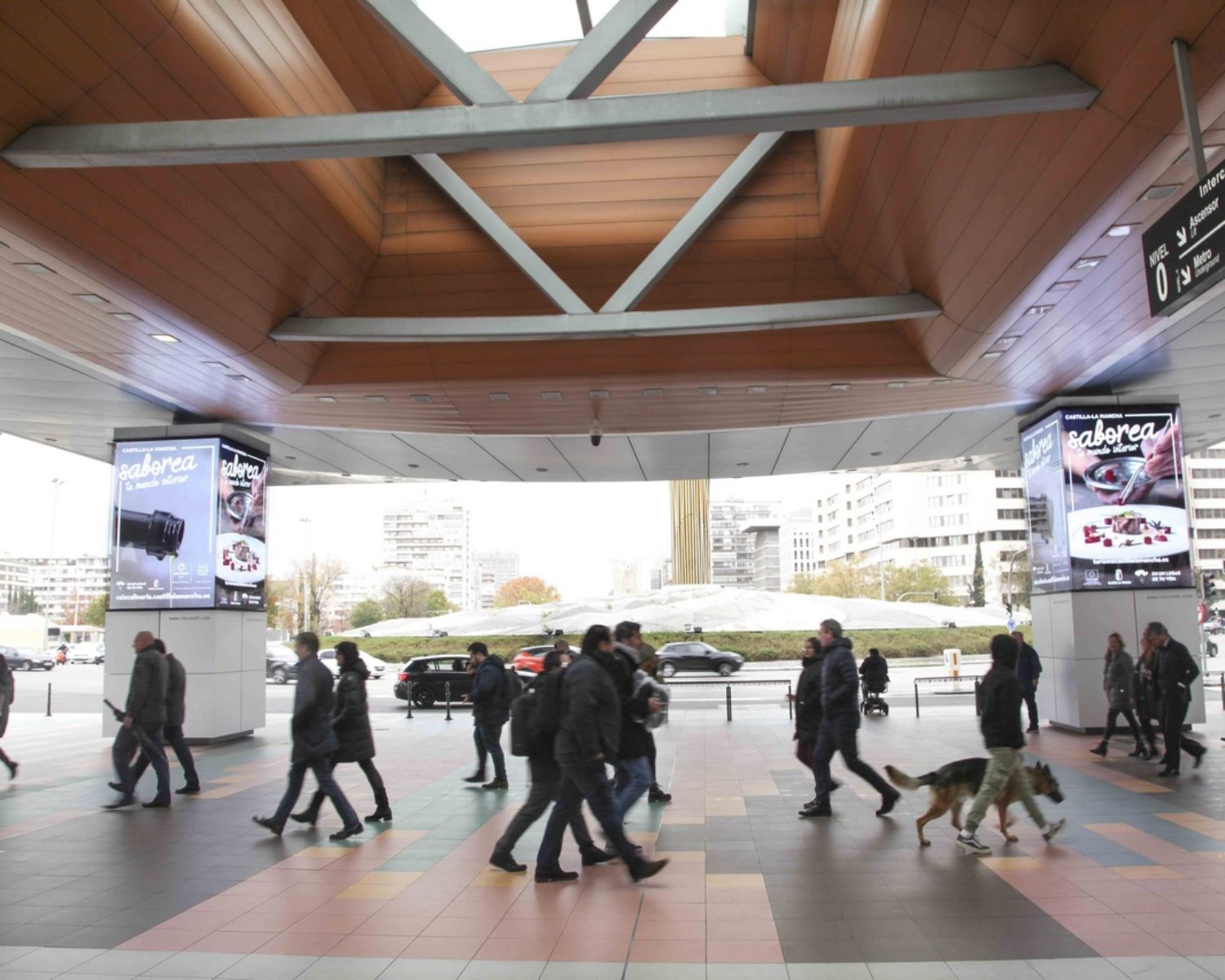 Columnas con pantallas digitales 360º para publicidad exterior en Intercambiador Príncipe Pío Madrid