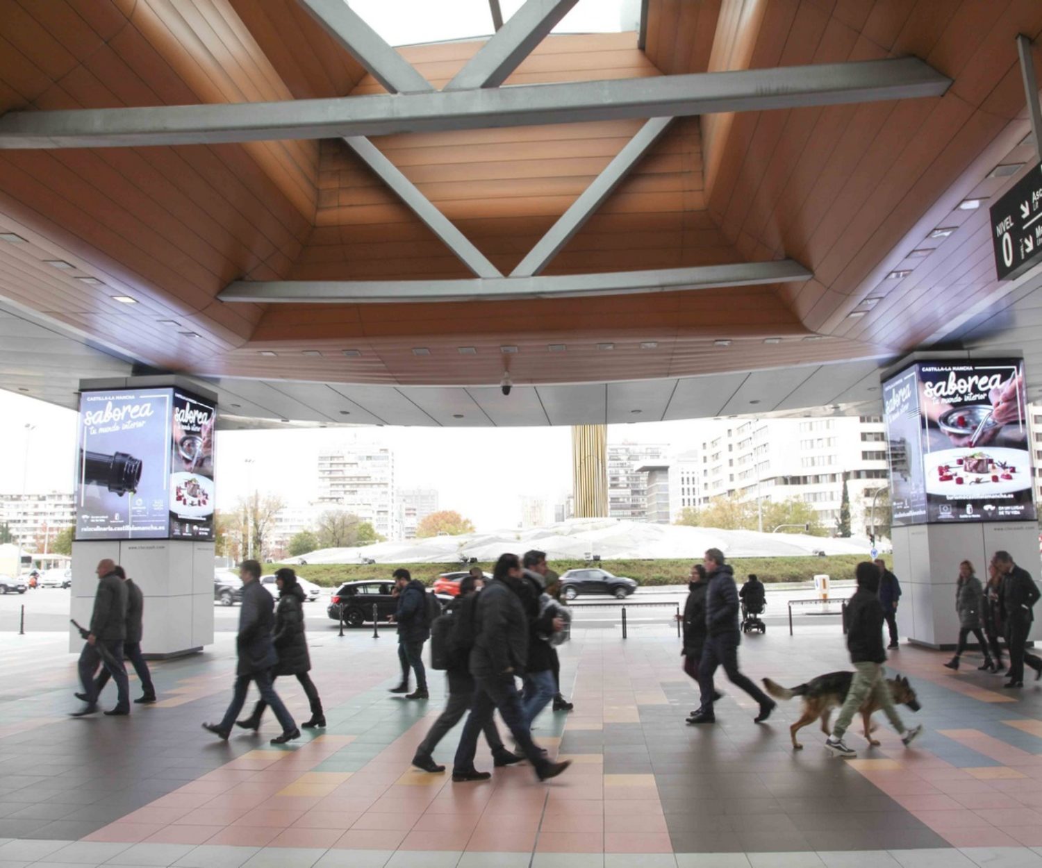Columnas con pantallas digitales 360º para publicidad exterior en Intercambiador Príncipe Pío Madrid