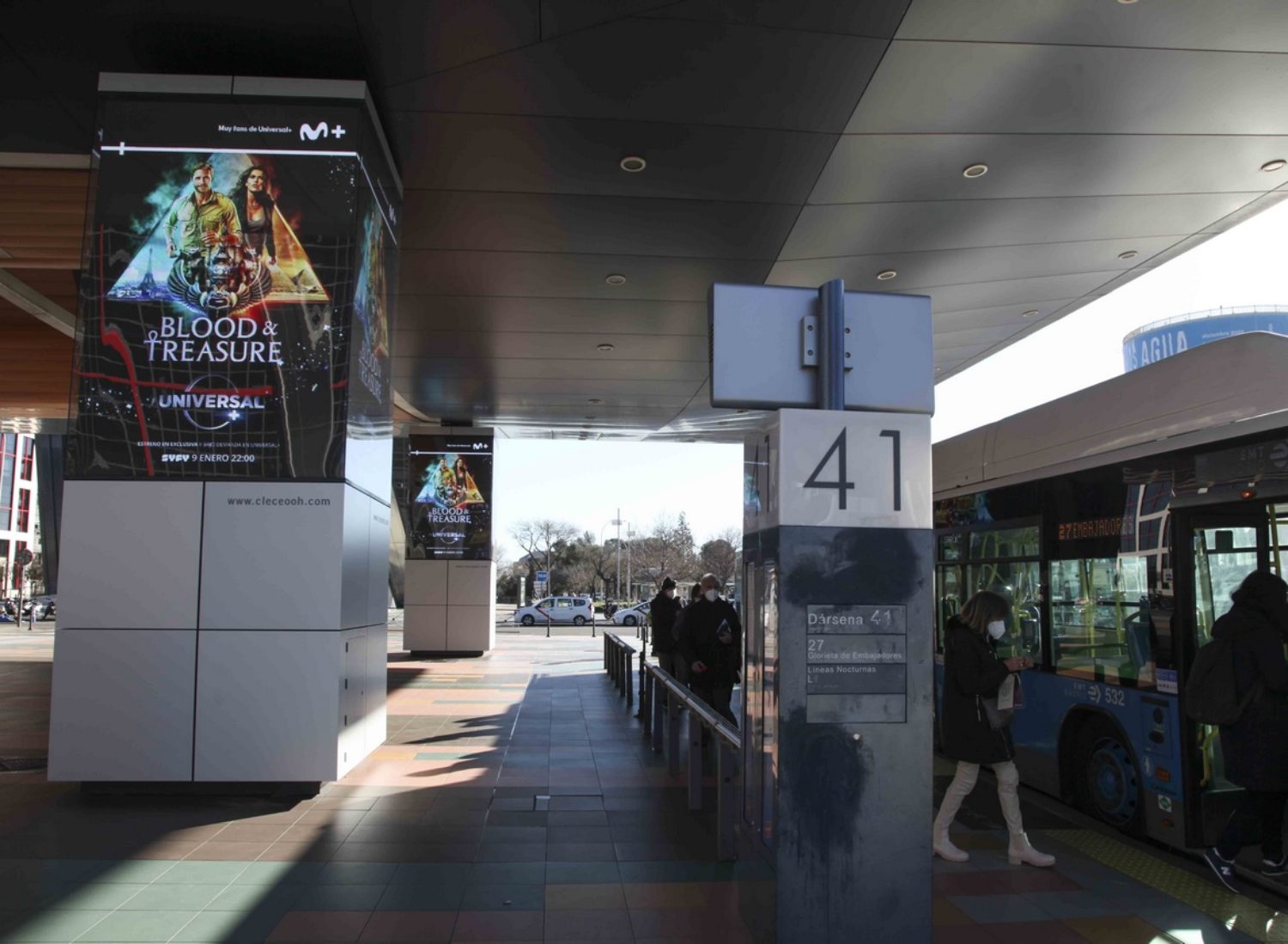 Columnas con pantallas digitales gigantes para publicidad exterior en Plaza Castilla Madrid