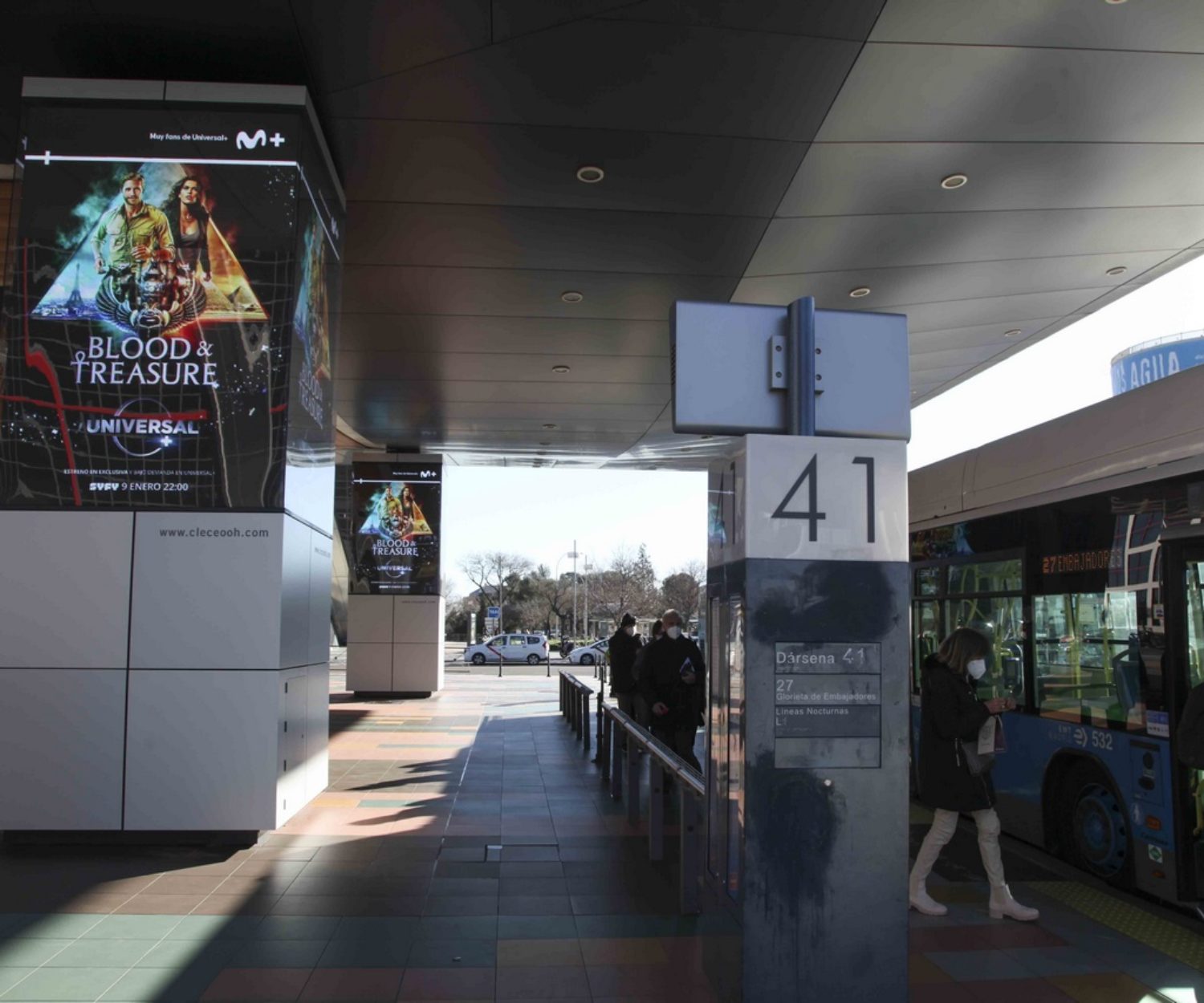 Columnas con pantallas digitales gigantes para publicidad exterior en Plaza Castilla Madrid