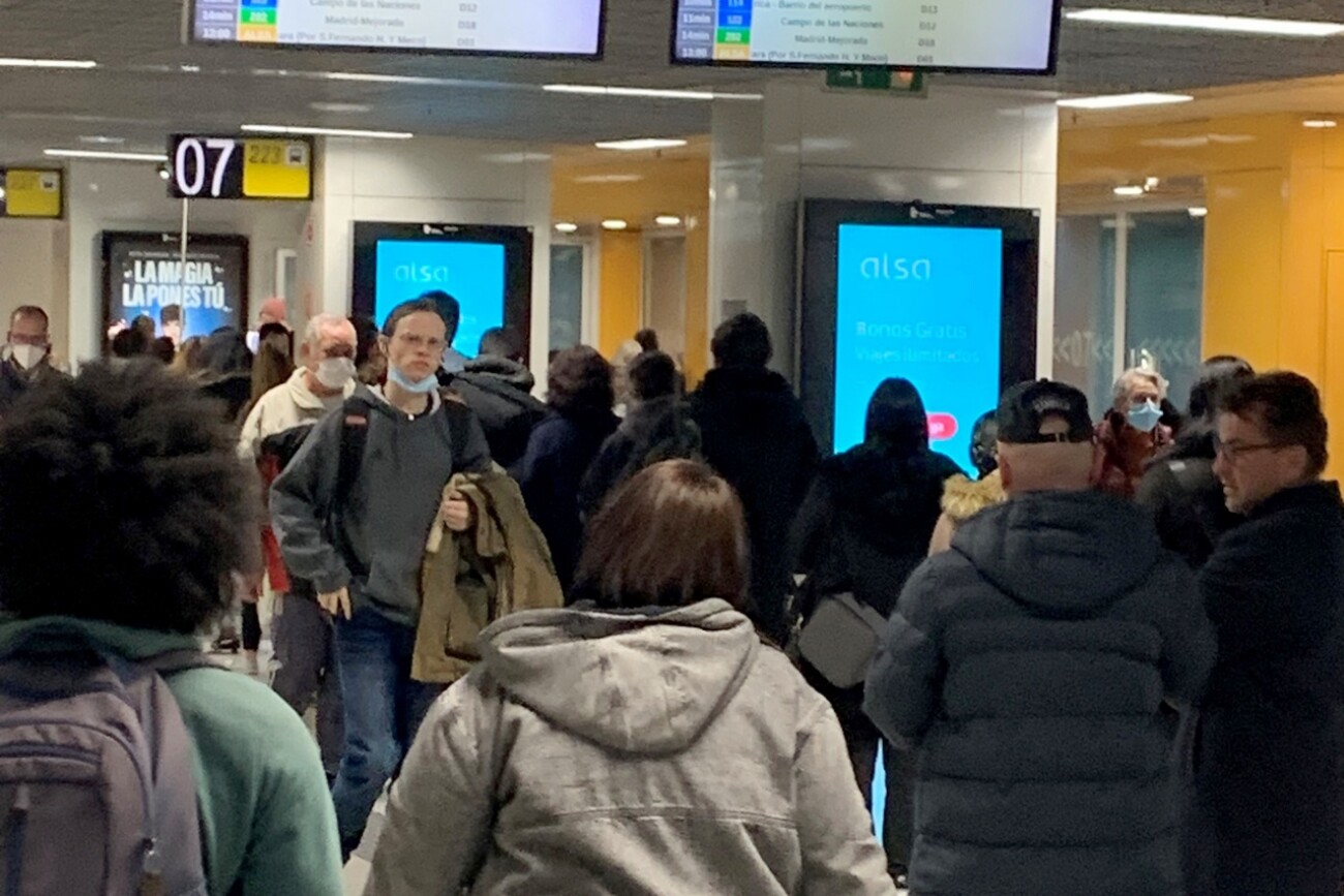 Conjunto de mupis digitales para publicidad programática DOOH en transporte de Madrid Clece OOH