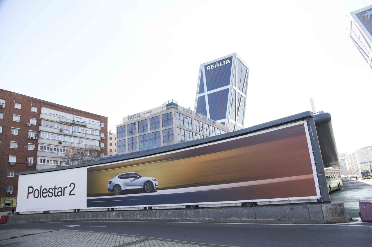 Lona publicitaria de gran formato en ubicación Paseo de la Castellana Intercambiador Plaza Castilla Madrid