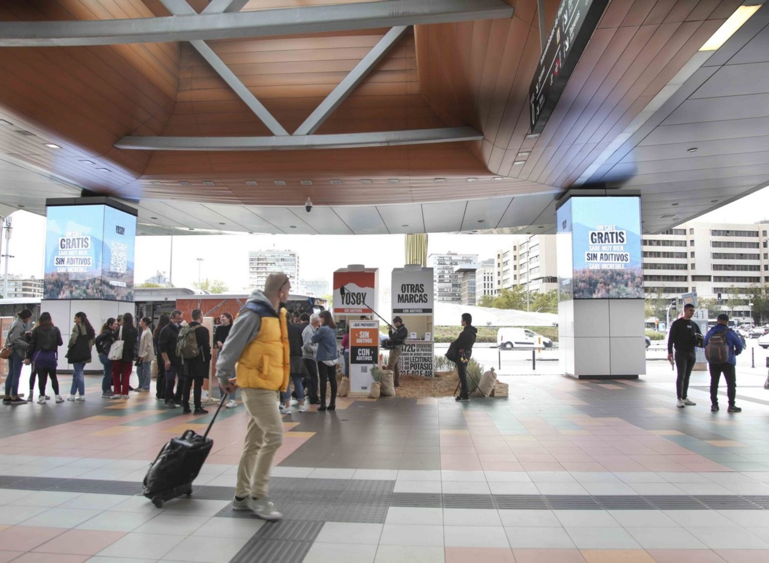 Marketing mix de eventos publicitarios y pantallas DOOH gran formato exterior en Madrid Plaza Castilla