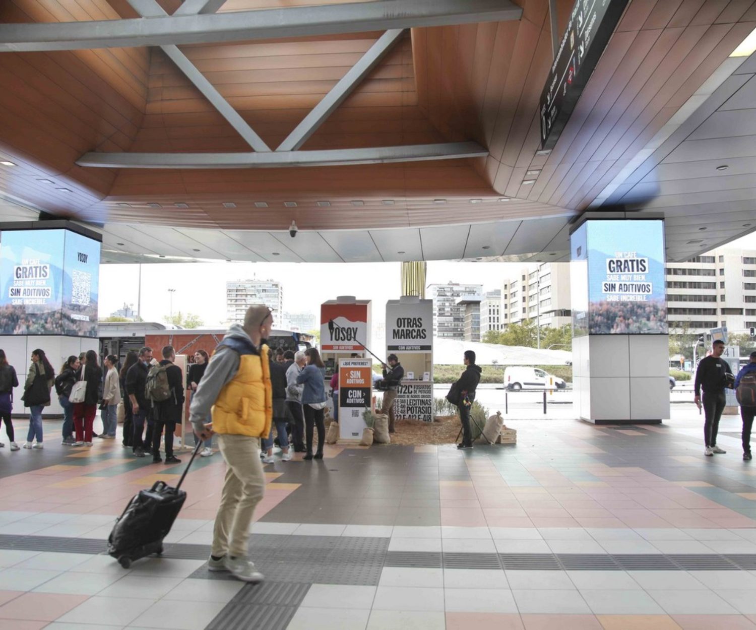 Marketing mix de eventos publicitarios y pantallas DOOH gran formato exterior en Madrid Plaza Castilla