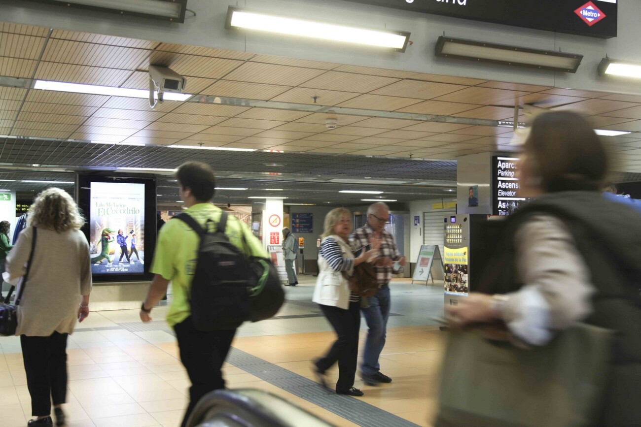 Mupis digitales exterior estaciones Madrid - Vestículo intercambiador Avenida América