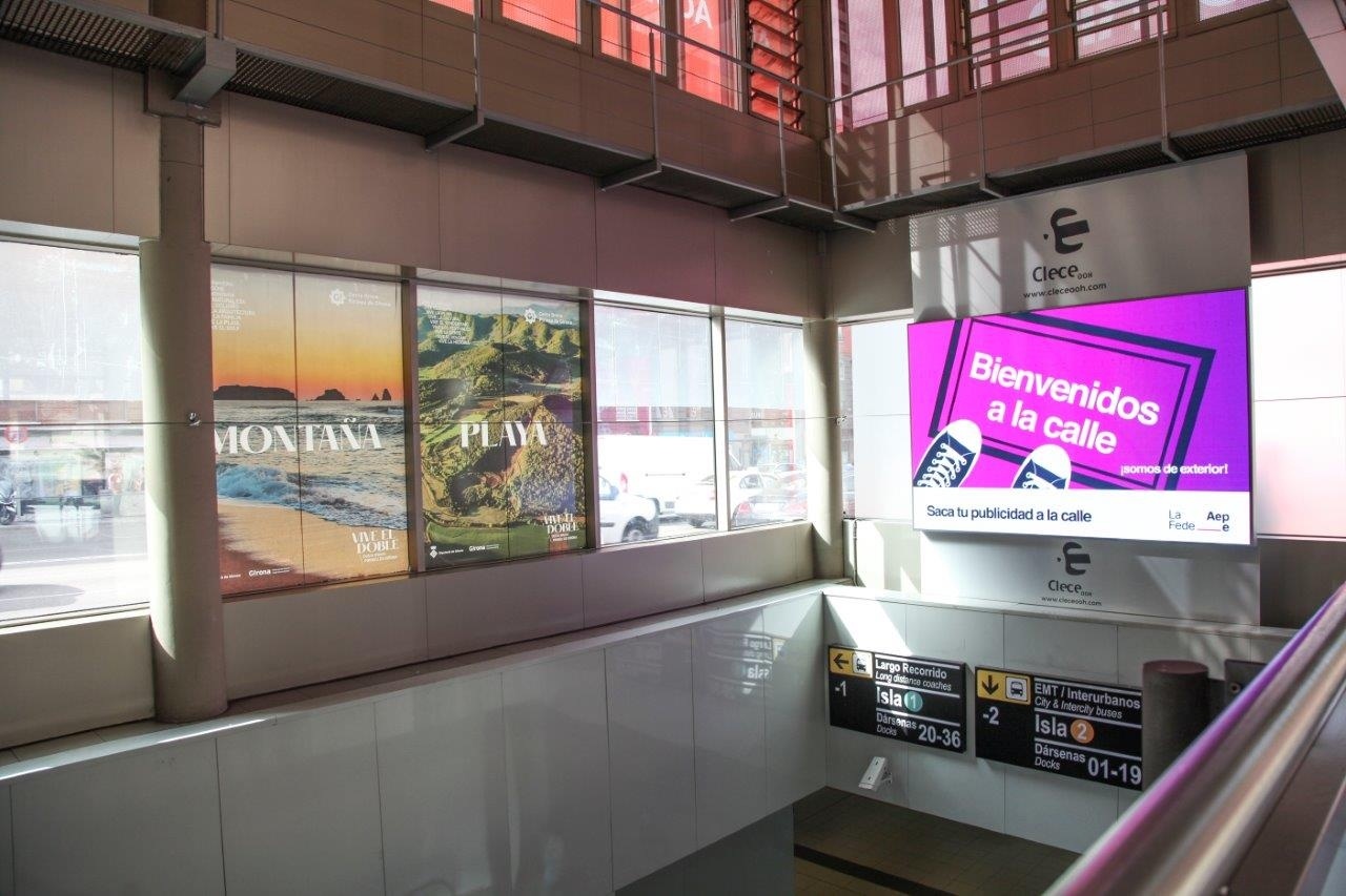 Digital screens and mupis for outdoor advertising in Madrid's public transport system, Avenida de América station