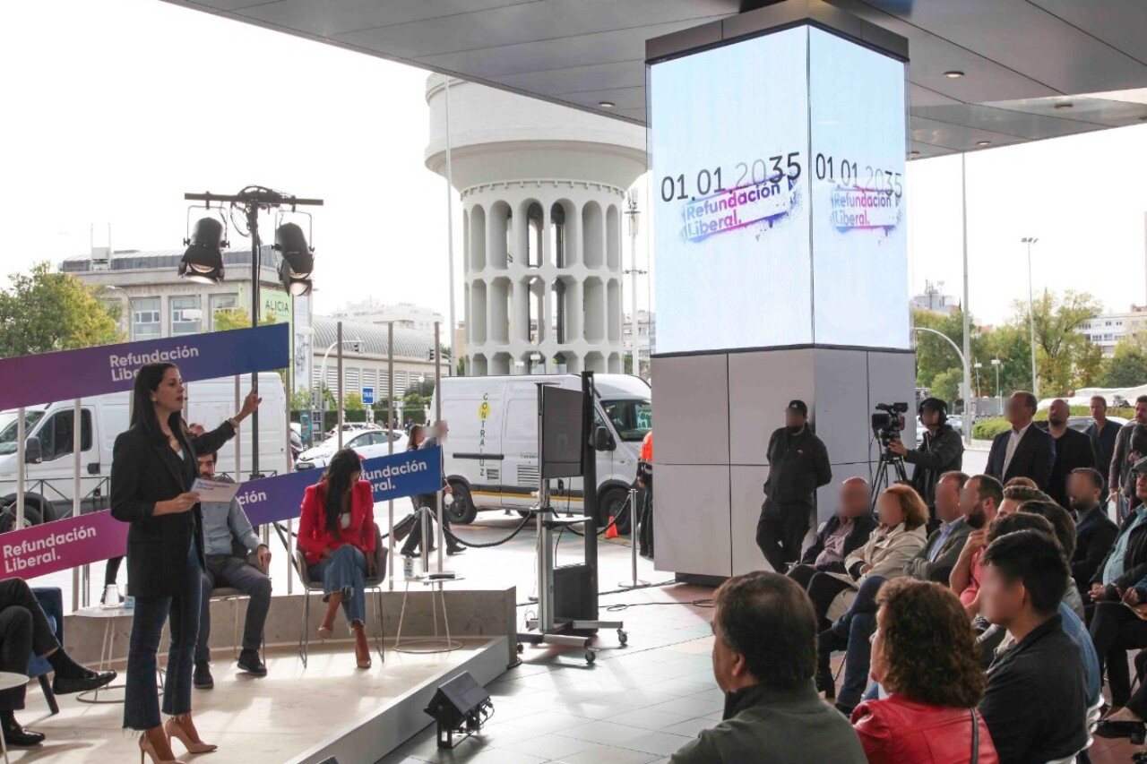 Evento político de Ciudadanos en espacio exterior en alquiler para acciones y campañas ciudadanas, en Pórtico de la Castellana, Plaza de Castilla Madrid