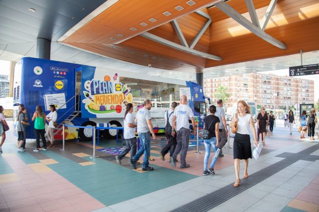 Pórtico de la Castellana. LIDL acción publicitaria a pie de calle en Plaza de Castilla Madrid