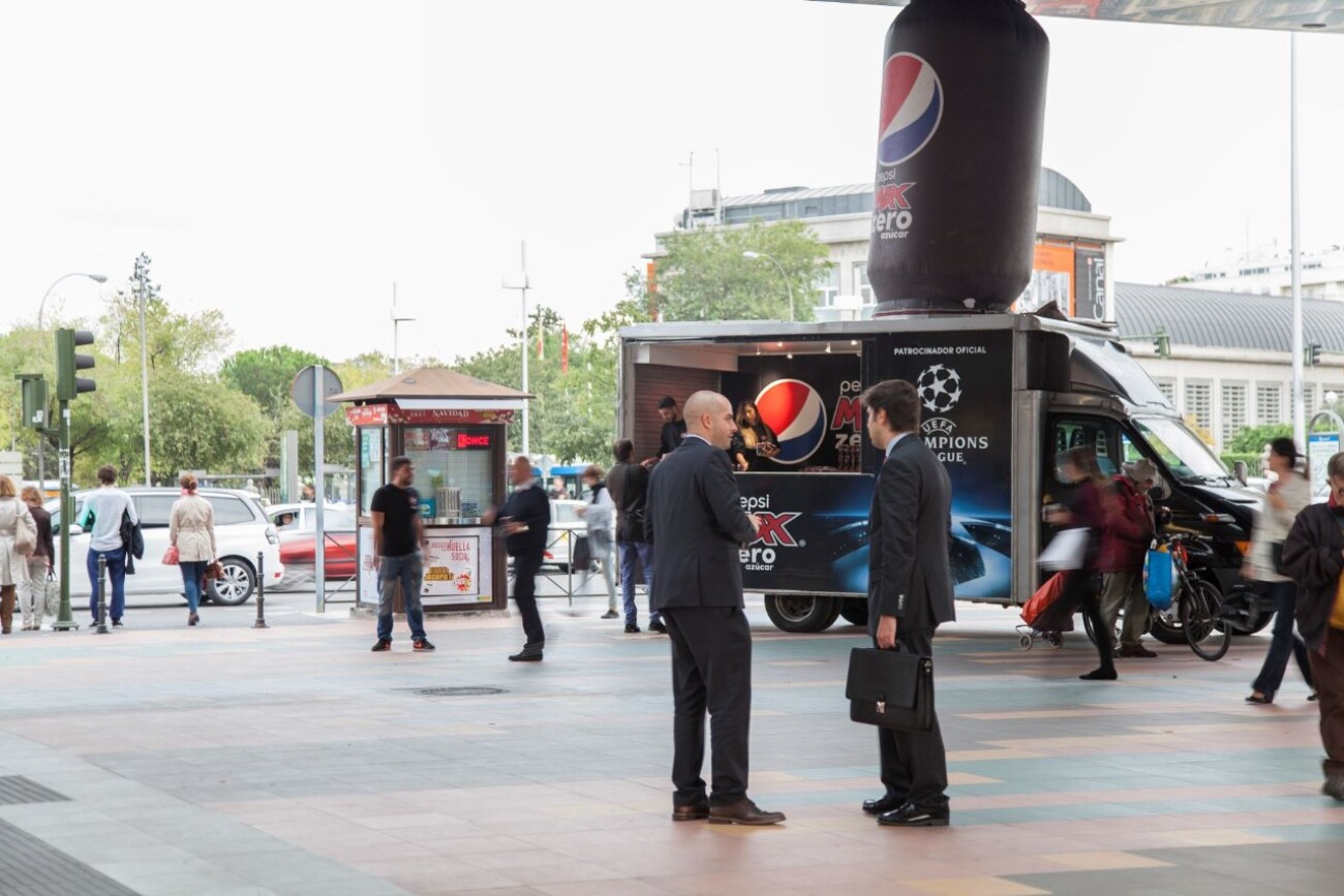 Evento con foodtruck de degustación de Pepsi MAX zero sampling en espacio alquiler de Plaza de Castilla Madrid. Pórtico de la Castellana.