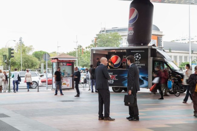 Evento con foodtruck de degustación de Pepsi MAX zero sampling en espacio alquiler de Plaza de Castilla Madrid. Pórtico de la Castellana.