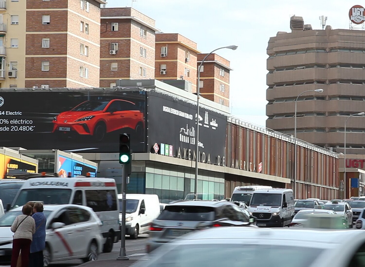 Publicidad exterior digital en pantallas DOOH para vehículo eléctrico MG4