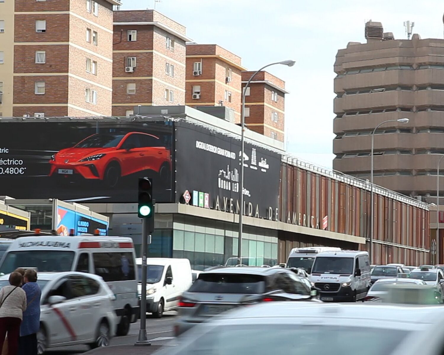 Publicidad exterior digital en pantallas DOOH para vehículo eléctrico MG4