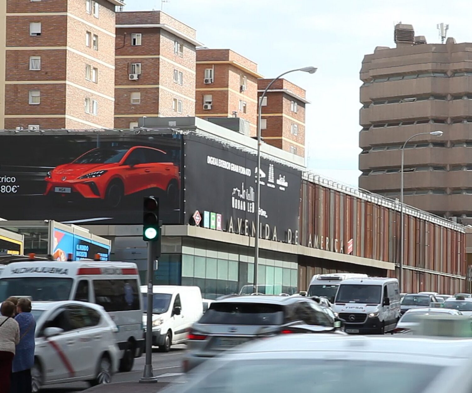 Publicidad exterior digital en pantallas DOOH para vehículo eléctrico MG4