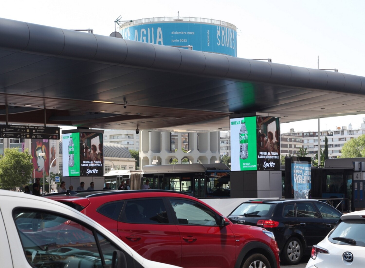 Campaña de alto impacto Sprite en intercambiador Plaza de Castilla pantallas DOOH
