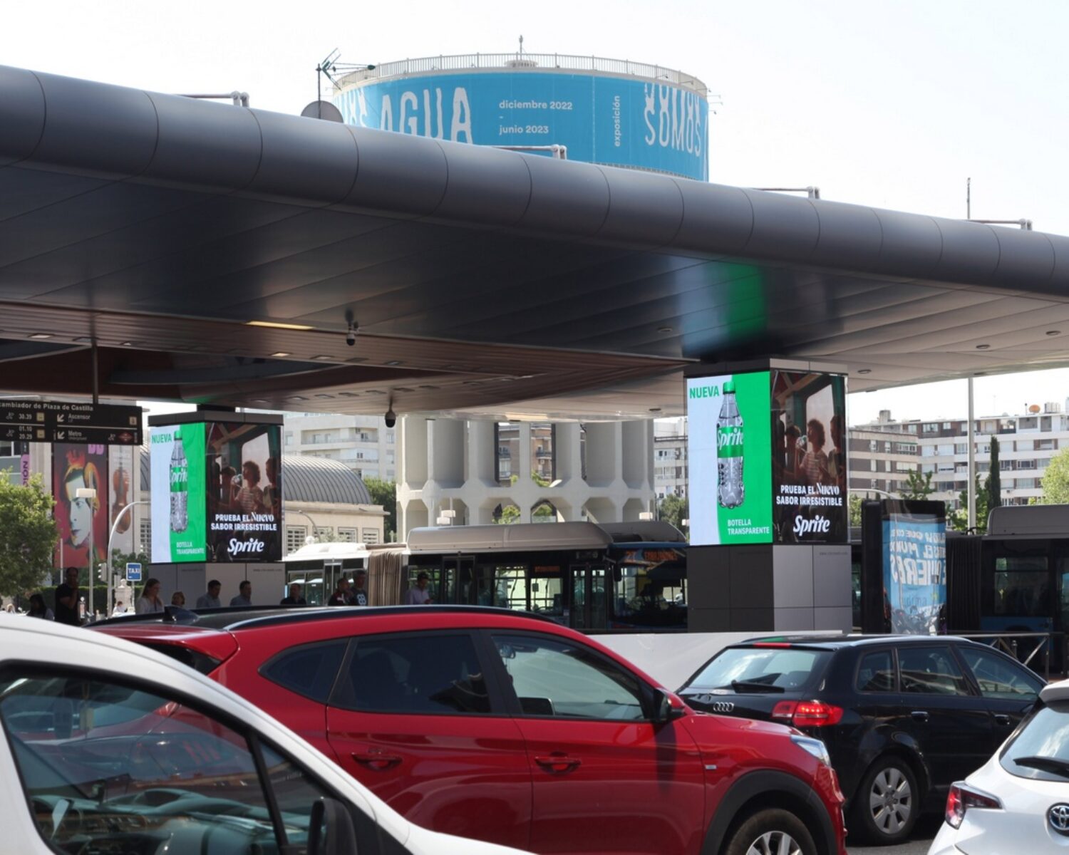 Campaña de alto impacto Sprite en intercambiador Plaza de Castilla pantallas DOOH