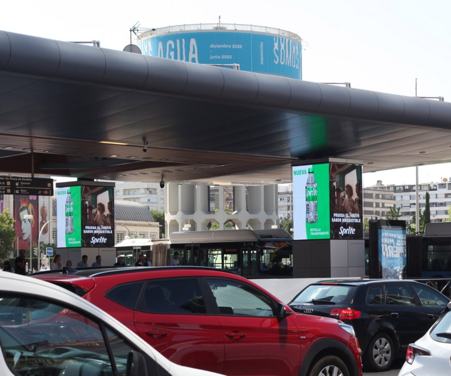 Campaña de alto impacto Sprite en intercambiador Plaza de Castilla pantallas DOOH