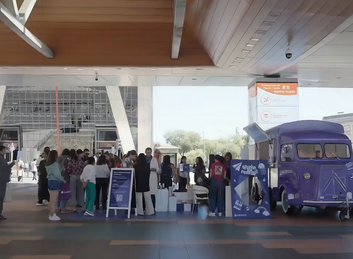 Evento publicitario Miravía en el Pórtico de la Castellana, en Plaza de Castilla, de Madrid