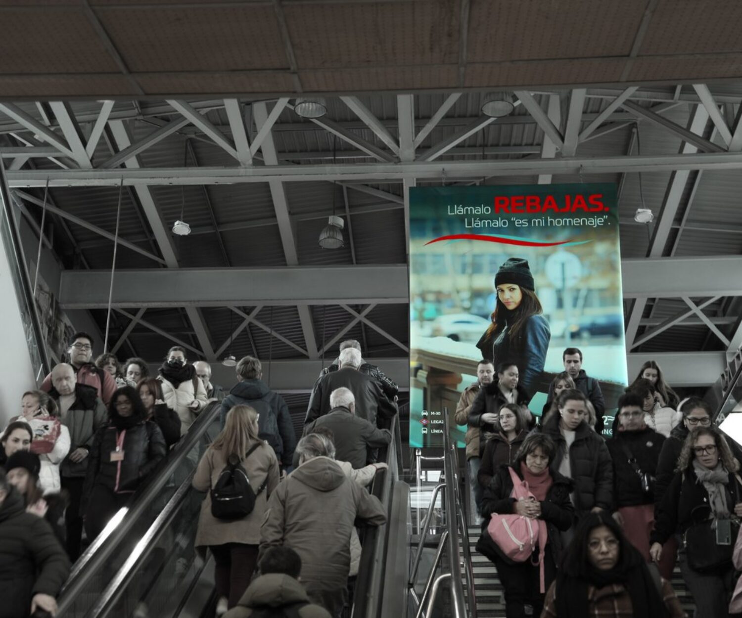 Marketing espectacular en acceso a metro y trenes estación intercambiador Príncipe Pío Madrid